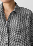 close up front view of Eileen Fisher puckered Ofganic Linen check classic collar Plus size Easy Shirt in Black/White