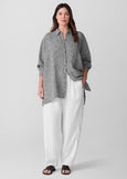 front view of Eileen Fisher puckered Ofganic Linen check classic collar Easy Shirt on plus size model in Black/White