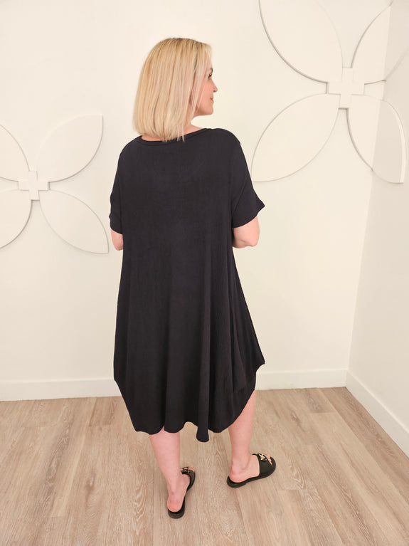 Luukaa Short Sleeve Long Drapey Pleat Texture Dress in Black