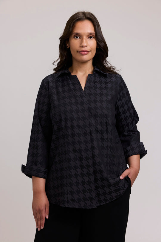 Houndstooth jacquard blouse with V-neck, 3/4 sleeves, black pattern