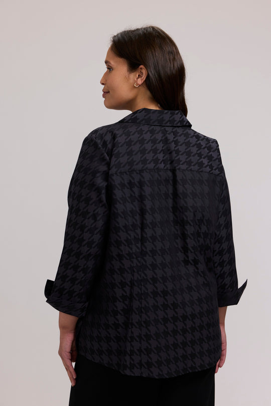 Houndstooth jacquard blouse with V-neckline and 3/4 sleeves, dark pattern