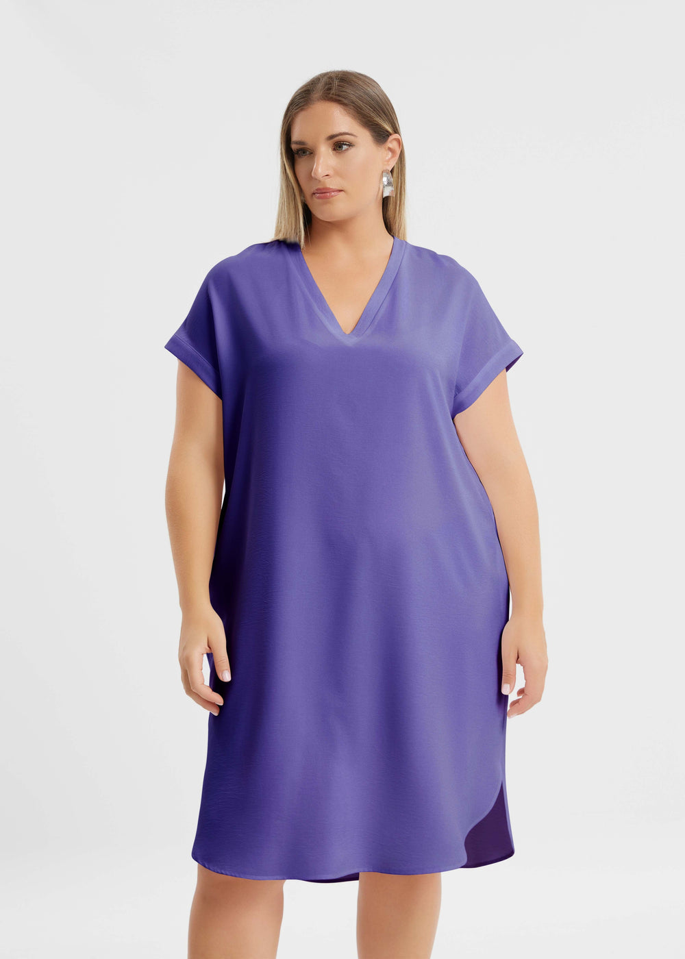 front view of Mat plus size polyester textured air-wash V-neck Short Sleeve Dress in Lilac