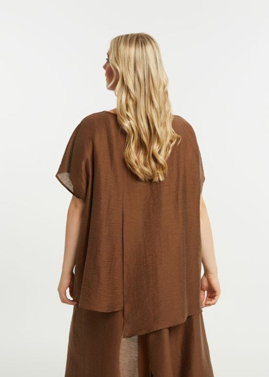 back view of plus size Mat Short Sleeve Top with Layered Hi Lo Hem in Chocolate