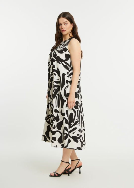 side view of plus size Mat Print Sleeveless A Line Dress Midi Length in Black White