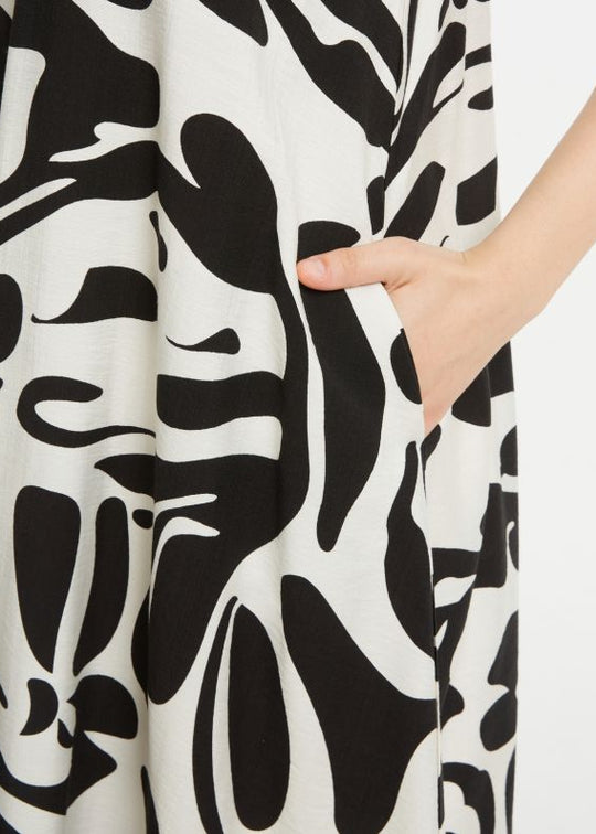 close up side view of plus size Mat Print Sleeveless A Line Dress Midi Length in Black White