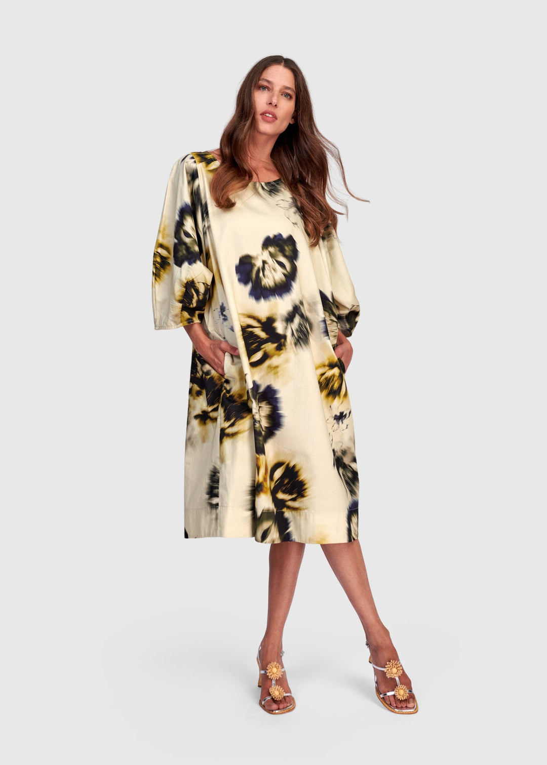 front view of plus size Alembika Knee Length Cotton Shift Dress with Puff Elbow Sleeve in Floral