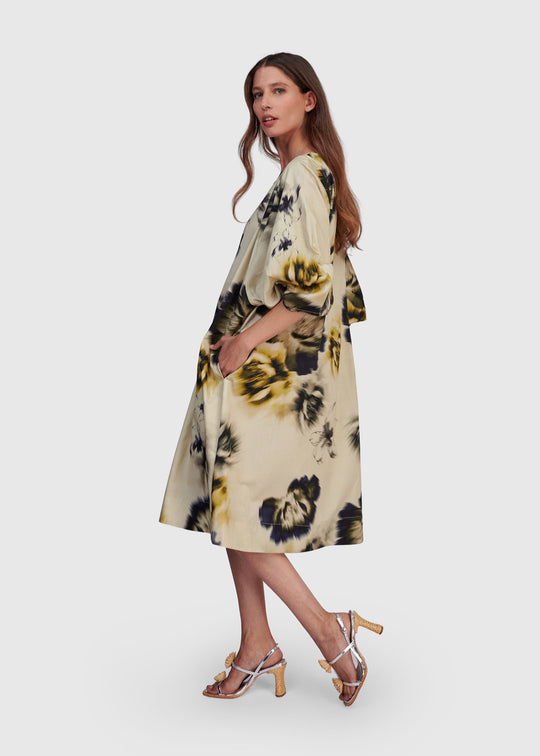 side view of  plus size Alembika Knee Length Cotton Shift Dress with Puff Elbow Sleeve in Floral