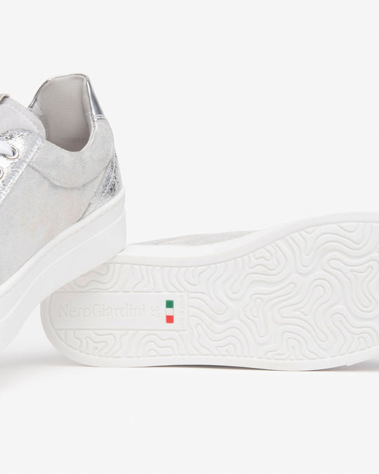 view showing sole detail of Nero Giardini Skipper Bianco Zip Closure Platform Runner in White 