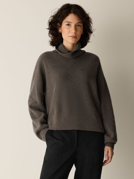 Relaxed ribbed turtleneck cashmere sweater in warm gray, long sleeves, front view on model