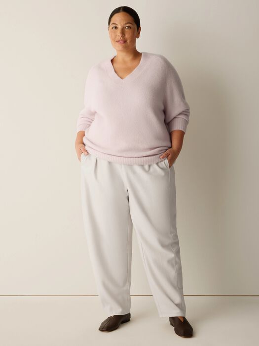 Light mauve V-neck sweater, long sleeves with ribbed cuffs and hem.