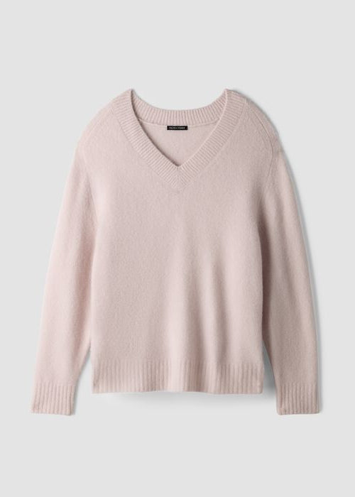 Light mauve V-neck cashmere-silk boucle sweater, ribbed cuffs and hem.