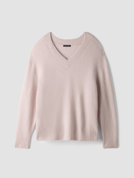 Light mauve V-neck cashmere-silk boucle sweater, ribbed cuffs and hem.