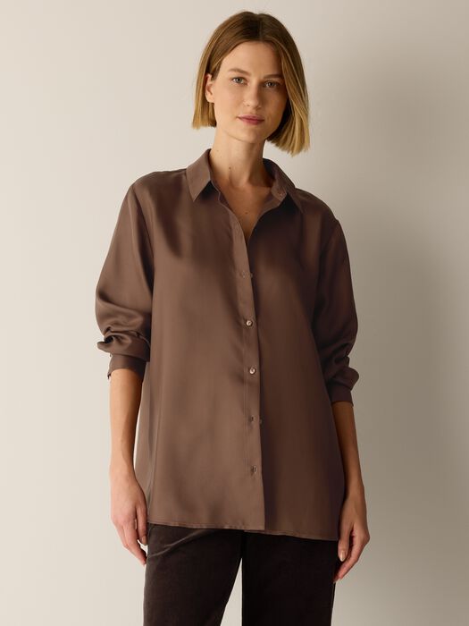 Silk twill long-sleeve shirt with classic collar, worn with dark trousers, hazel brown