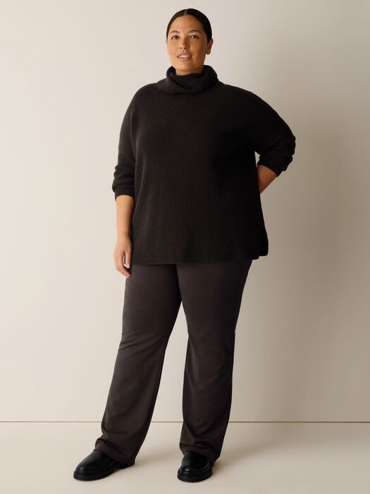 Coffee-brown turtleneck sweater with long sleeves and ribbed cuffs