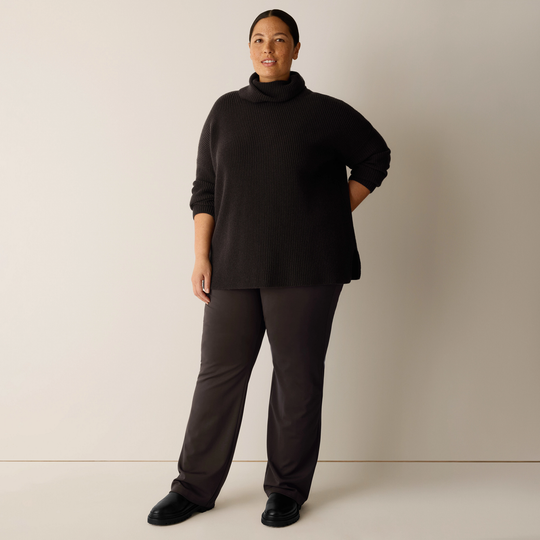 Coffee-brown turtleneck sweater with relaxed fit, long sleeves, ribbed hem