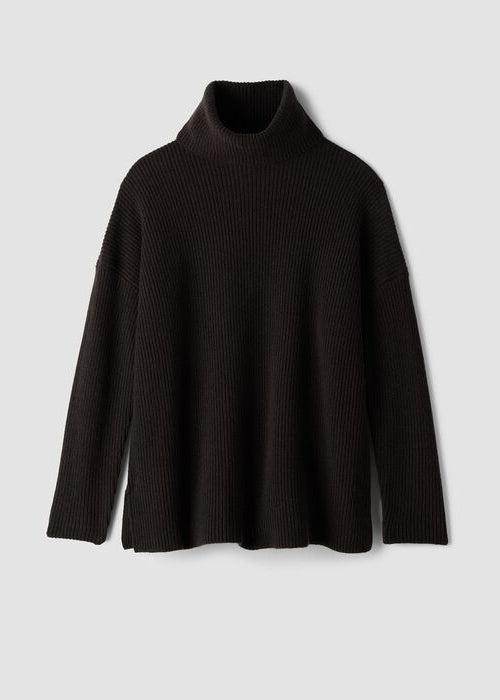 Coffee-brown turtleneck sweater, ribbed knit, long sleeves, pullover