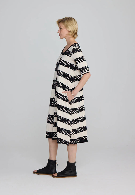 Luukaa Doodle Print Elbow Sleeve Jersey Dress in Blk/Wht