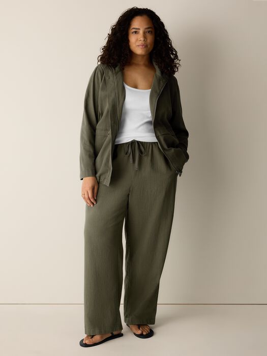 Olive zip-up jacket and matching drawstring pants look with long sleeves