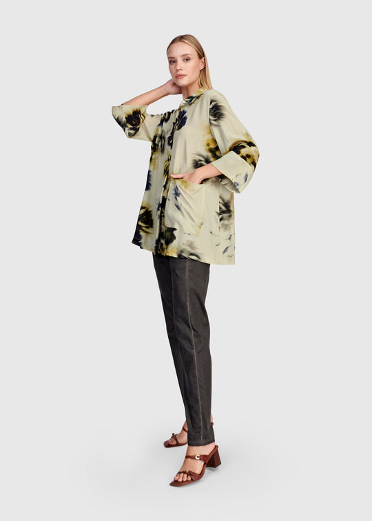Alembika Floral Button Front with 3/4 Plaquet Sleeve and Front Patch Pocket in Floral