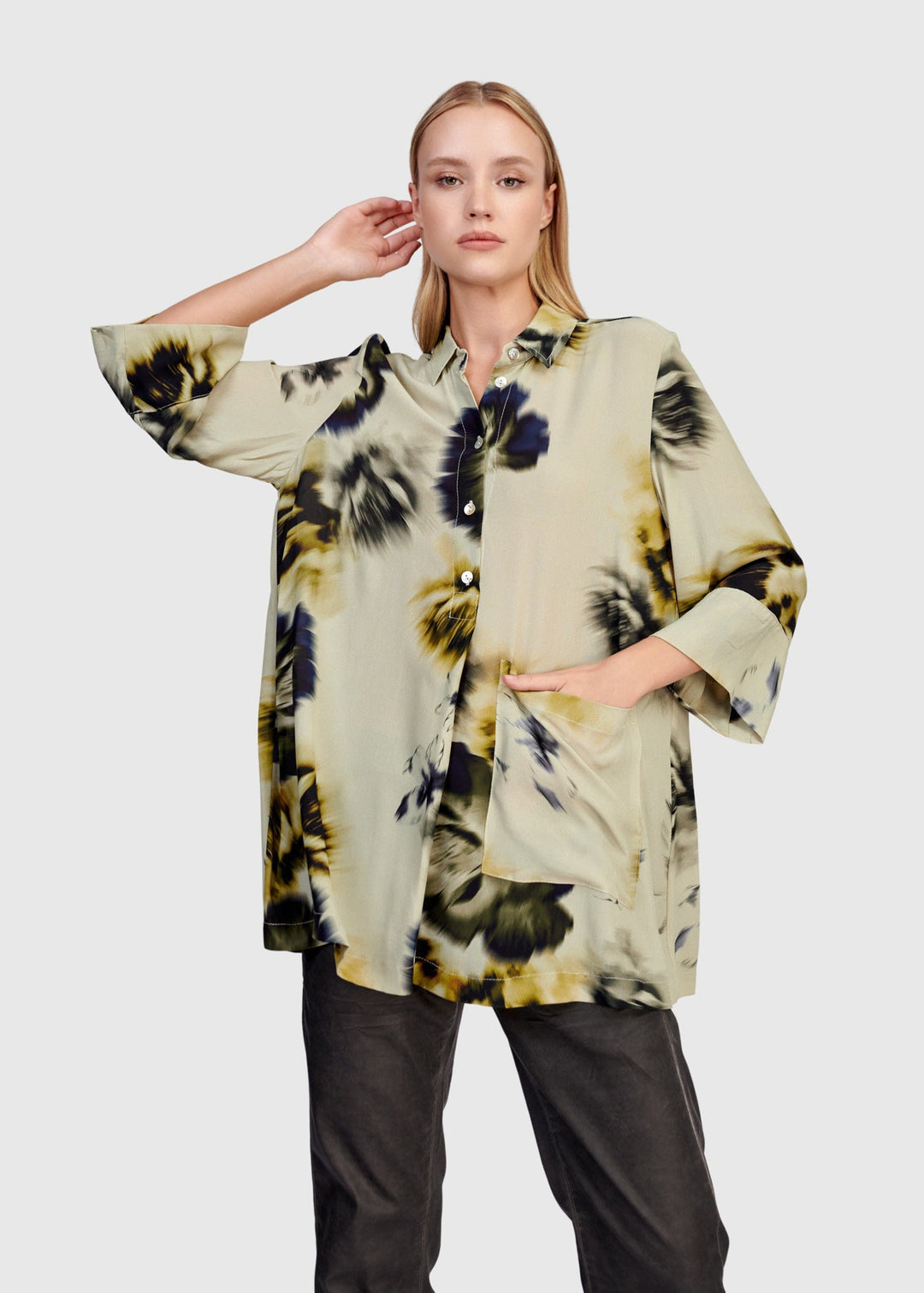 front view of plus size Alembika Floral Button Front with 3/4 Plaquet Sleeve and Front Patch Pocket in Floral