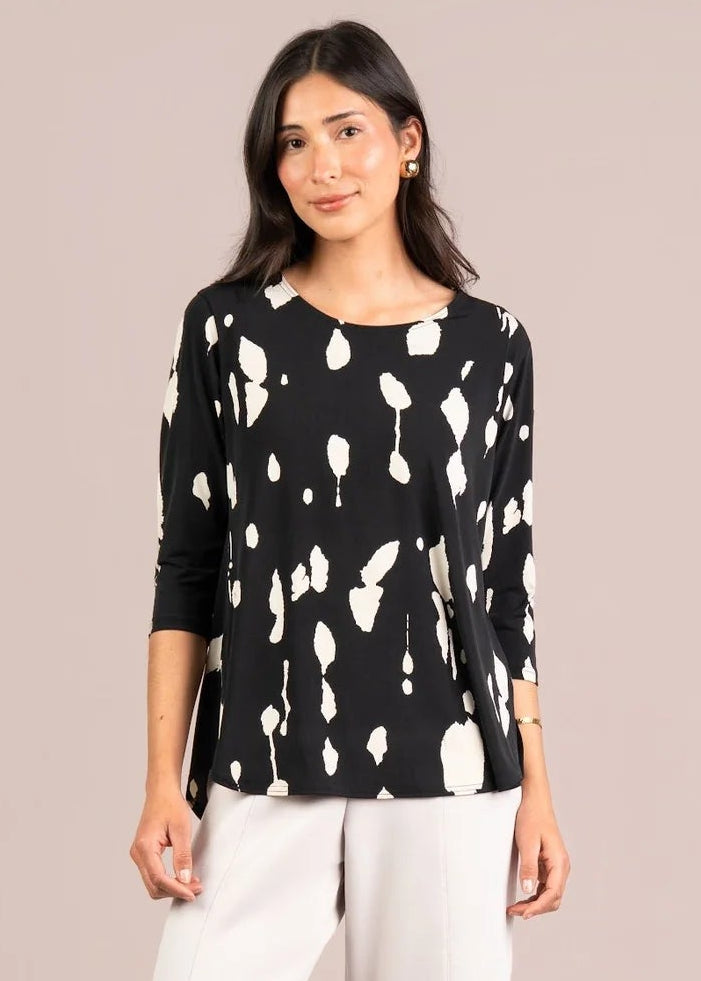 Relaxed crewneck T-shirt with black base and light splatter pattern, 3/4 sleeves