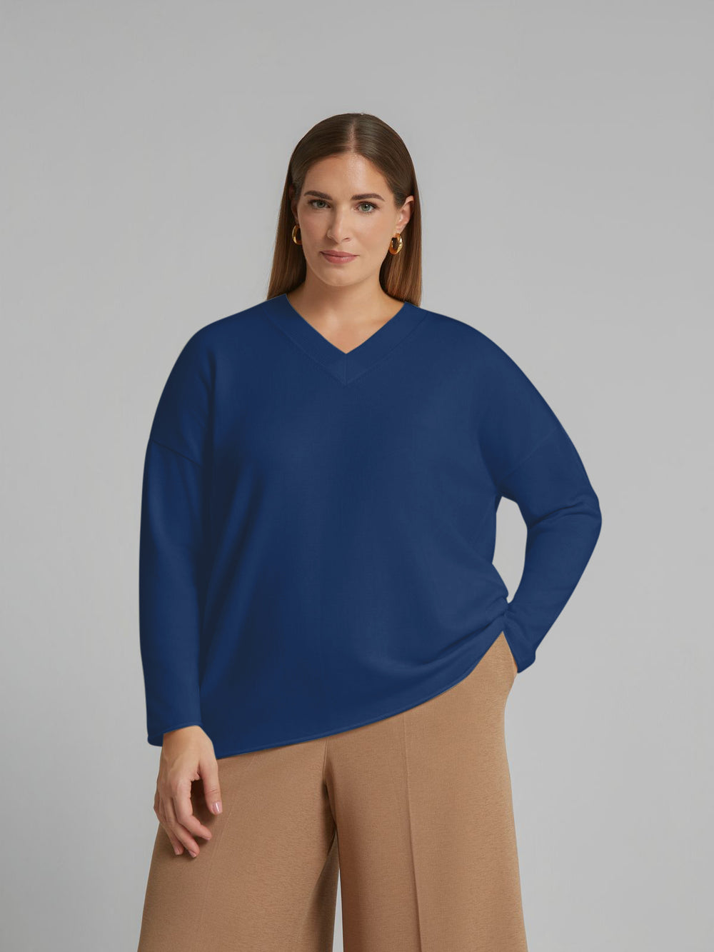 Indigo V-neck sweater with long sleeves and relaxed drape