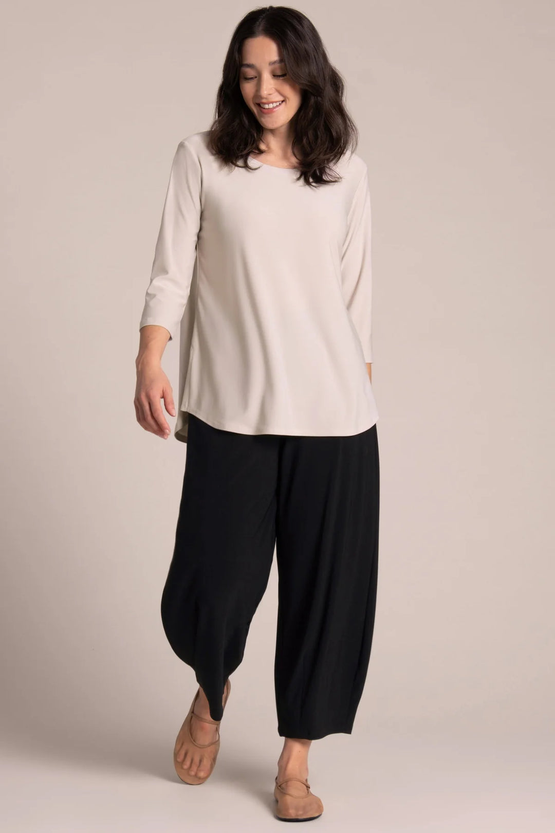 Women's cashew-beige relaxed T-shirt, three-quarter sleeves, rounded hem